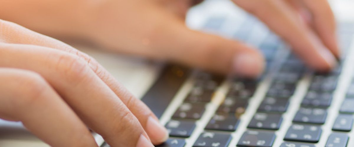 manos-femeninas-primer-que-pulsan-teclado-computadora-portatil_53476-2276